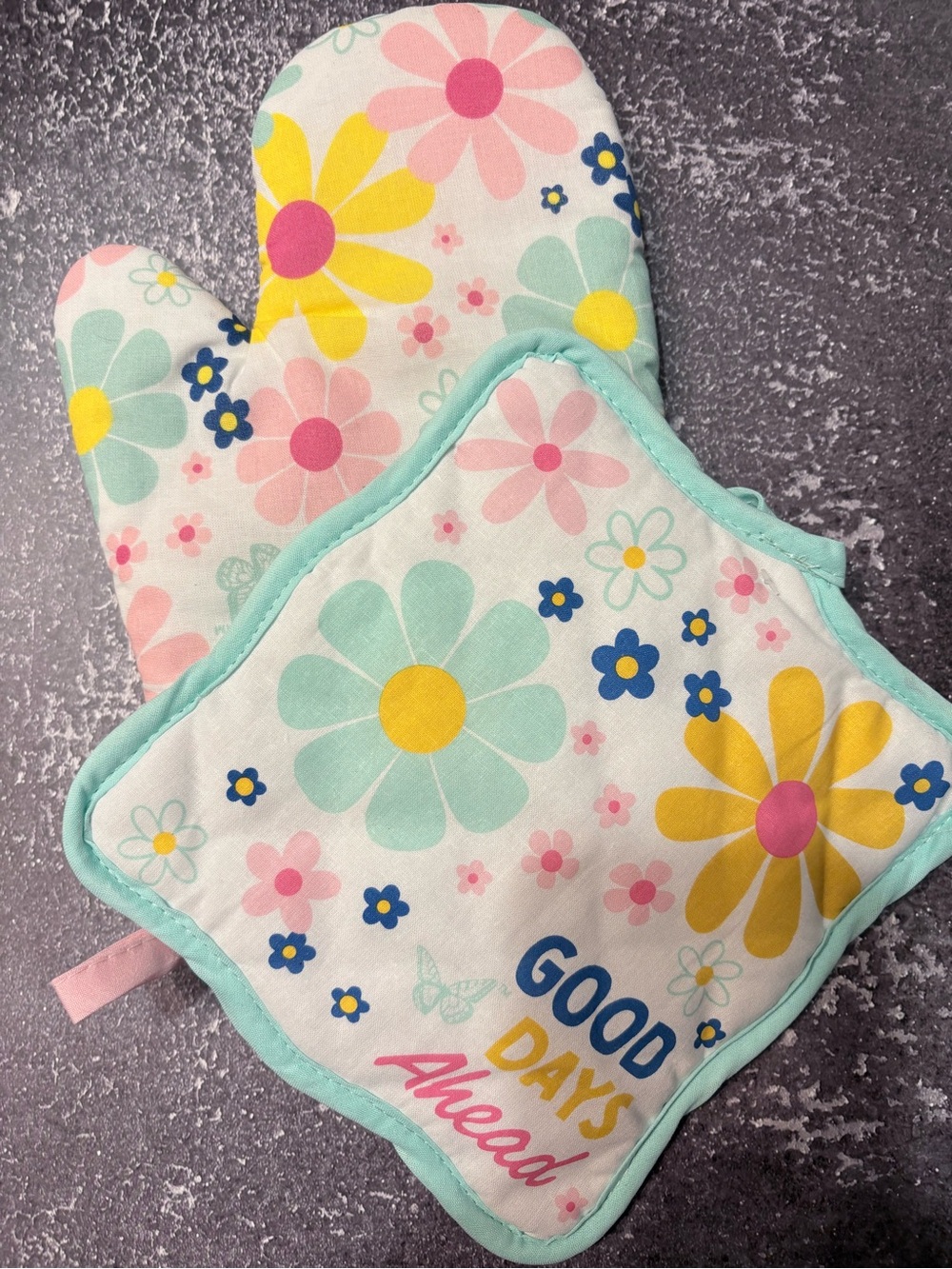 Dolly Parton Floral Oven Mitt and Pot Holder Set - Mint & Pastel Flowers